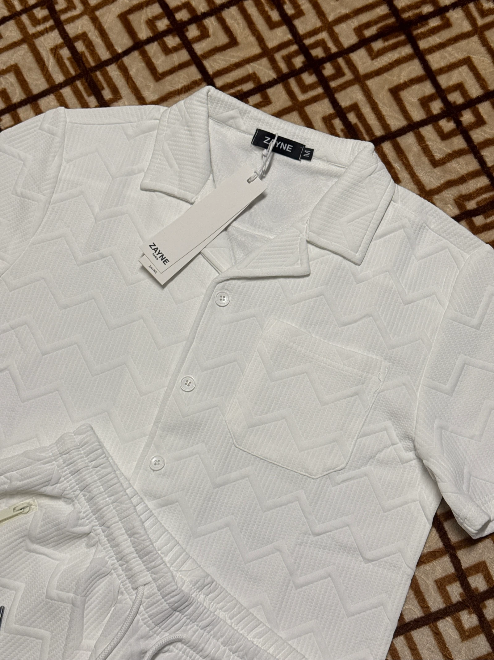 Nuevo conjunto Zayne Paris con textura en chevron - Camisa y pantalones cortos (Talla M) - NWT – photo 2